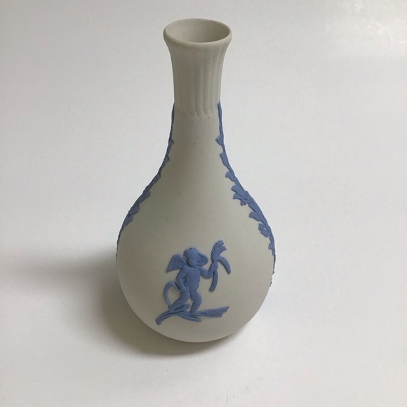 Wedgwood Jasperware Bud Vase Reverse Blue on Cream Cherub 5 1/2” Tall England - Picture 10 of 14